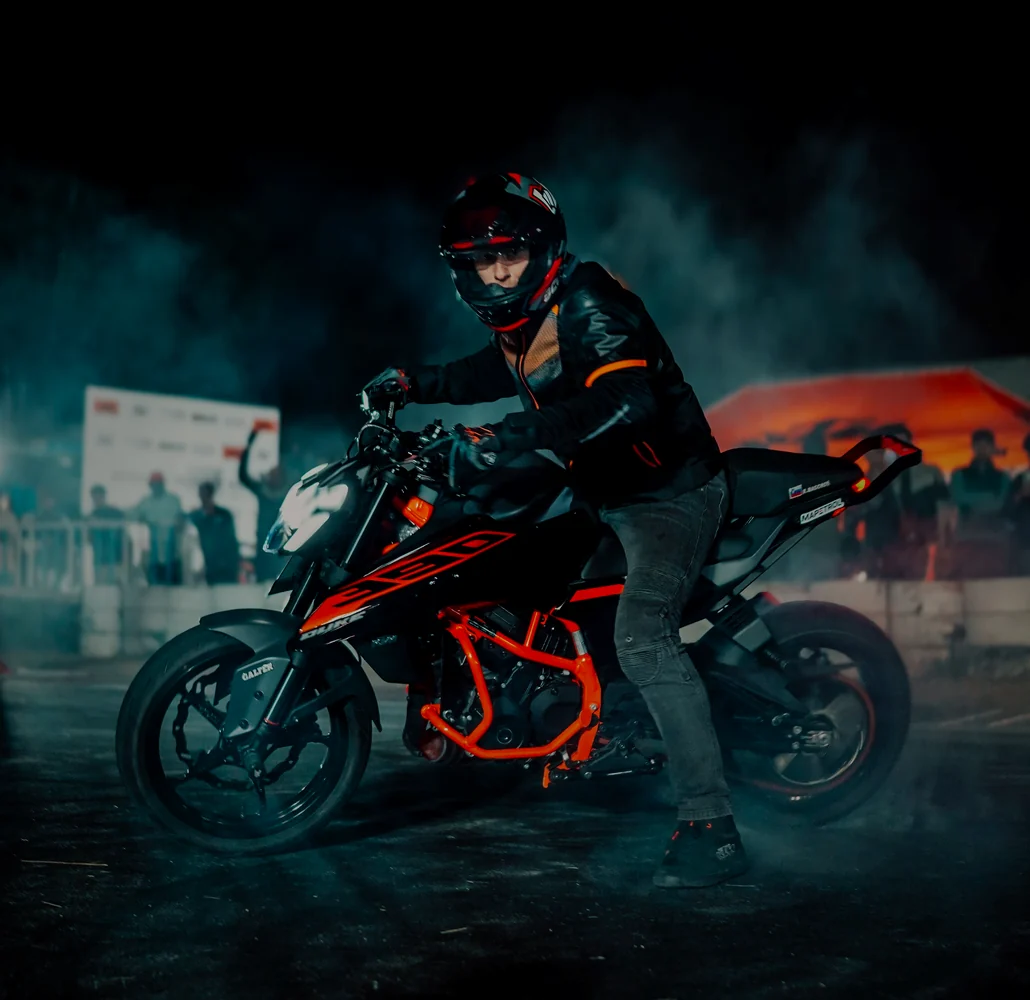 Motociclista em cena noturna
