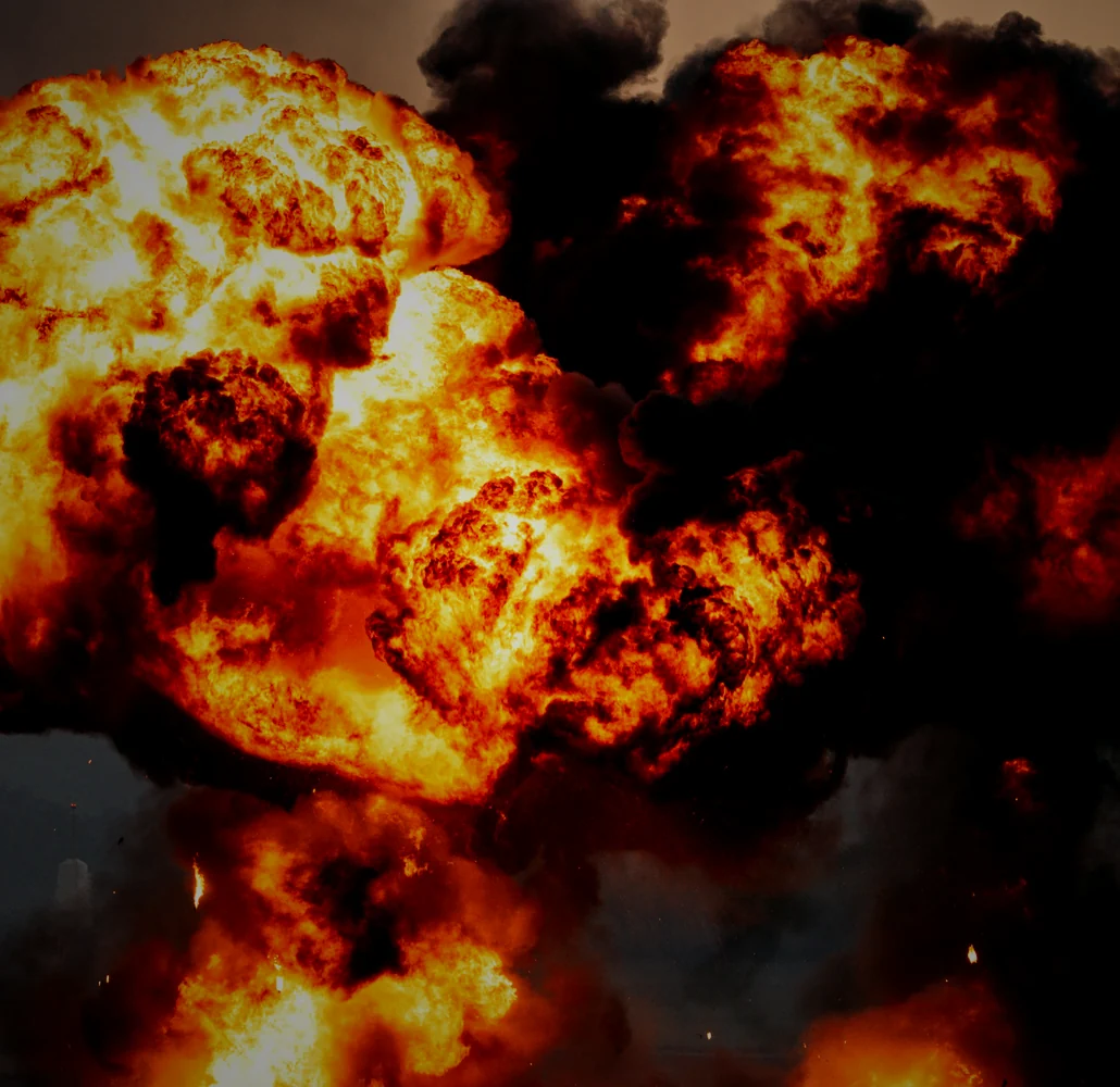 Explosão cinematográfica em cena de ação